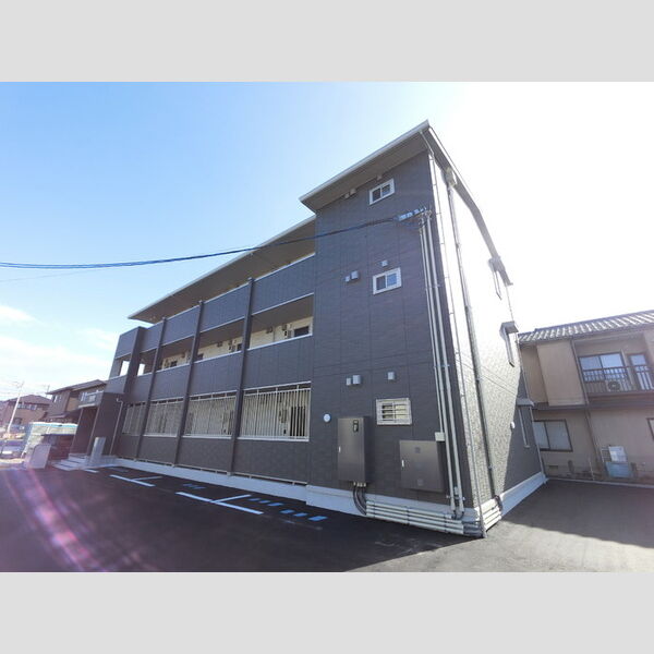 現地周辺 (建物手前　駐輪スペース)