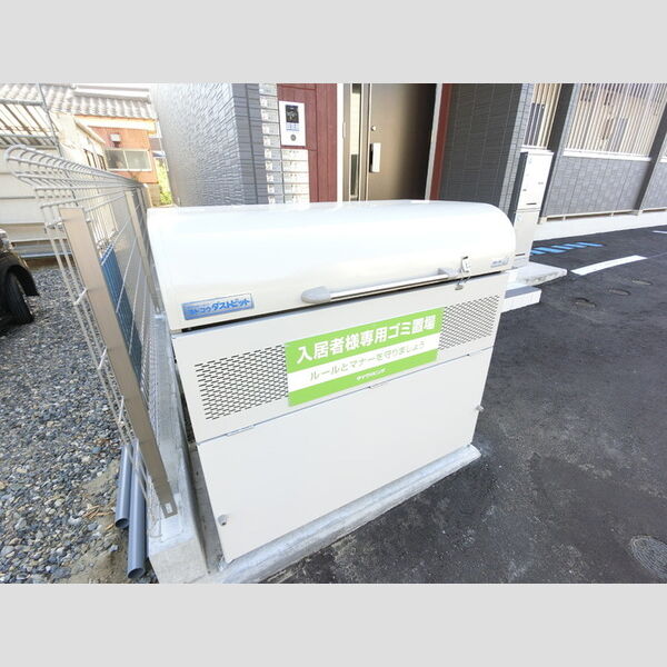 現地周辺 (敷地内ゴミ置場)