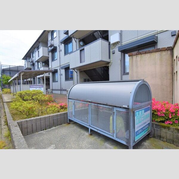 現地周辺 (敷地内専用ゴミステーション)