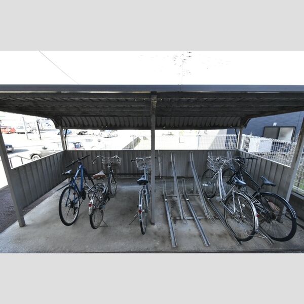 現地周辺 (駐輪場)