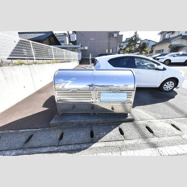 現地周辺 (ゴミステーション)