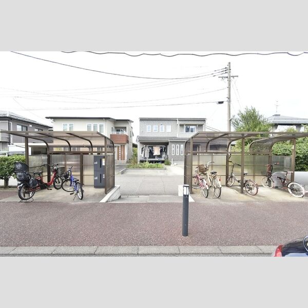 現地周辺 (駐輪場)