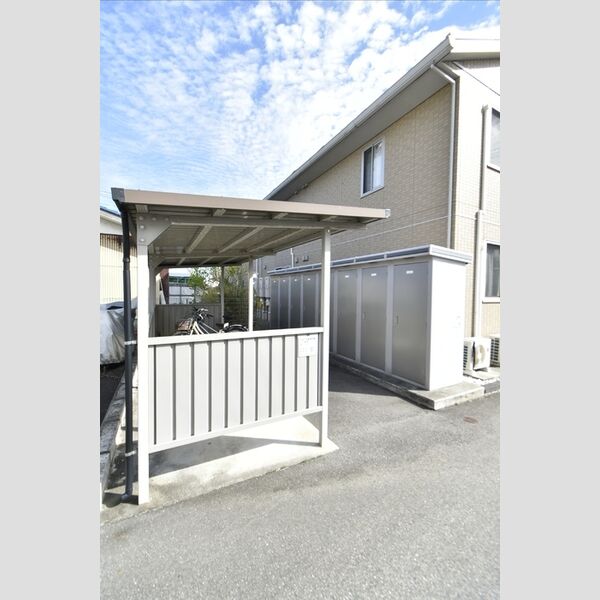 現地周辺 (駐輪場　外物置)