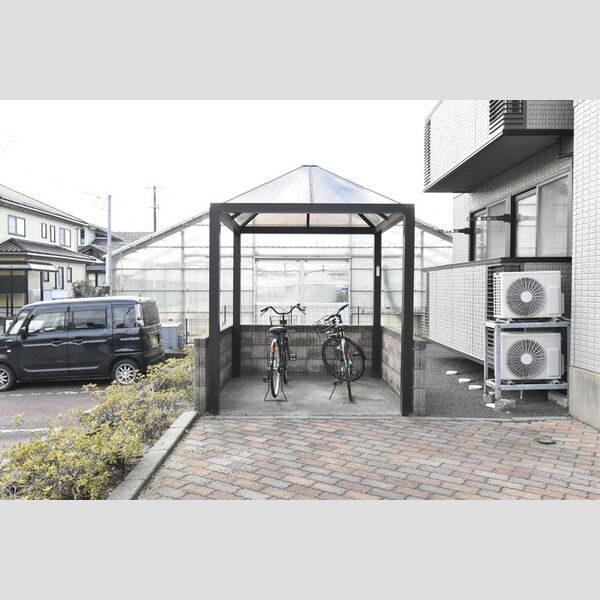 現地周辺 (駐輪場)