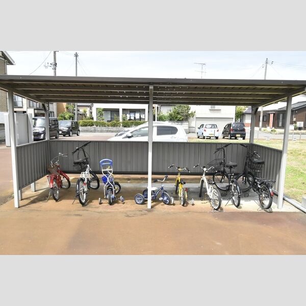 現地周辺 (駐輪場)