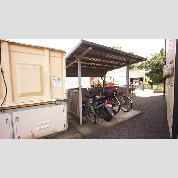 現地周辺 (駐輪場)