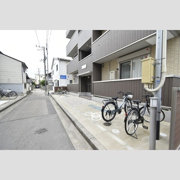 現地周辺 (自転車置場)