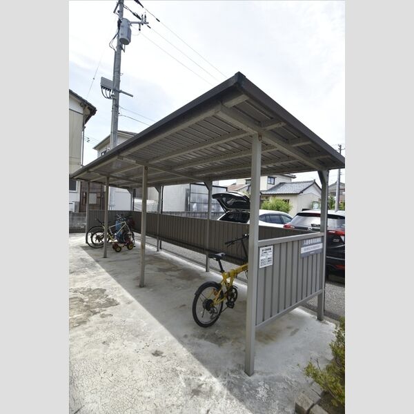 現地周辺 (駐輪場)