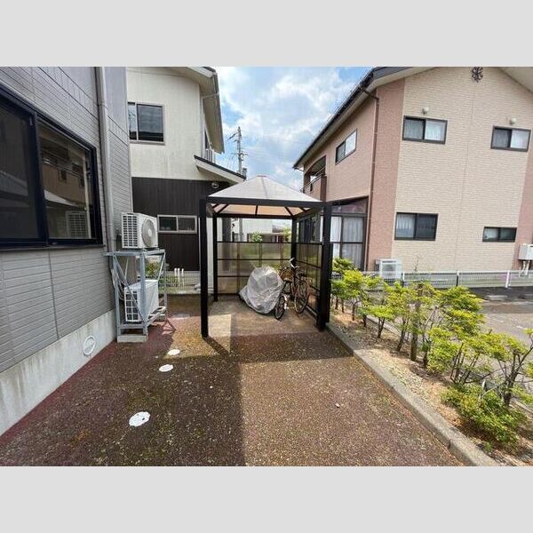 現地周辺 (駐輪場)