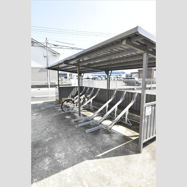 現地周辺 (駐輪場)