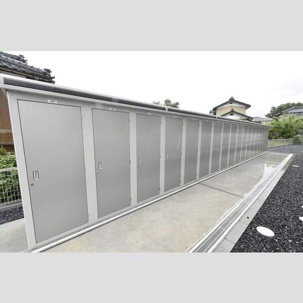 現地周辺 (屋外物置)