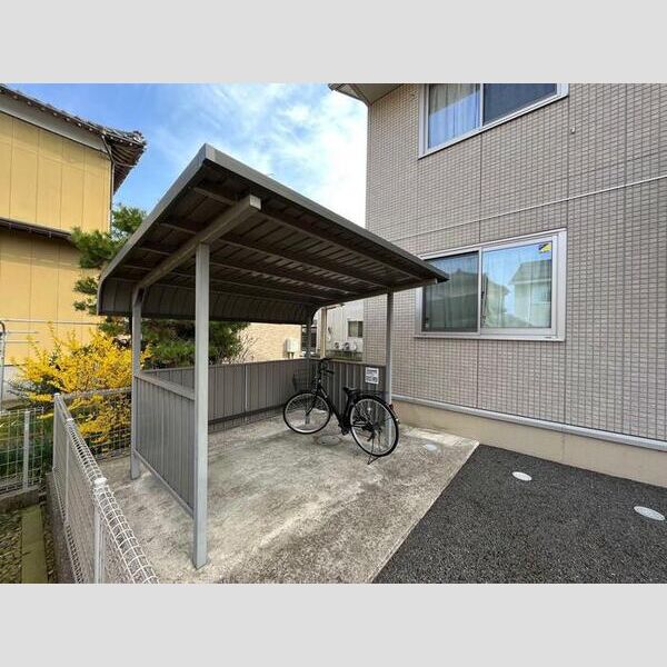 現地周辺 (駐輪場)