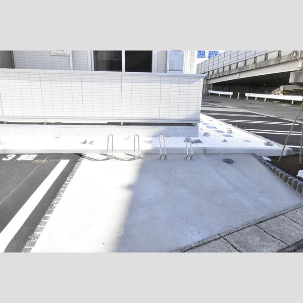 現地周辺 (駐輪場)