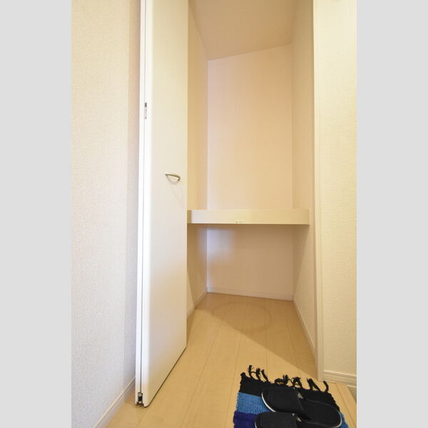 収納 (玄関 物入)