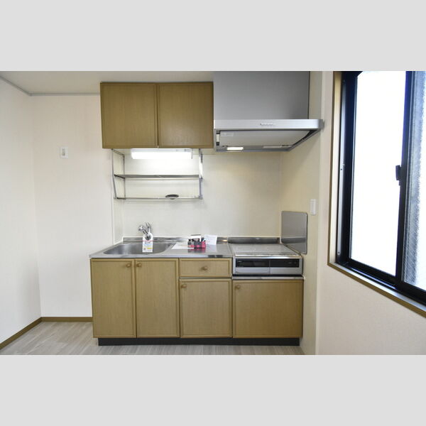 キッチン (キッチン　別アングル)