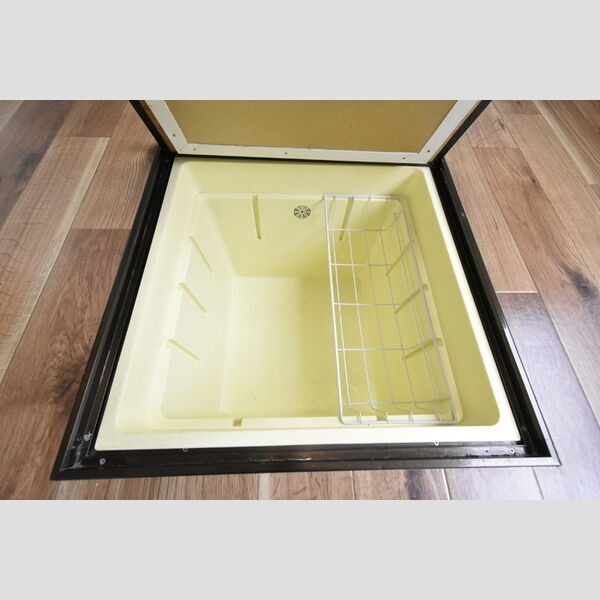 収納 (床下収納)