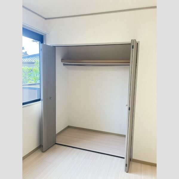 収納 (東側洋室 クローゼット)