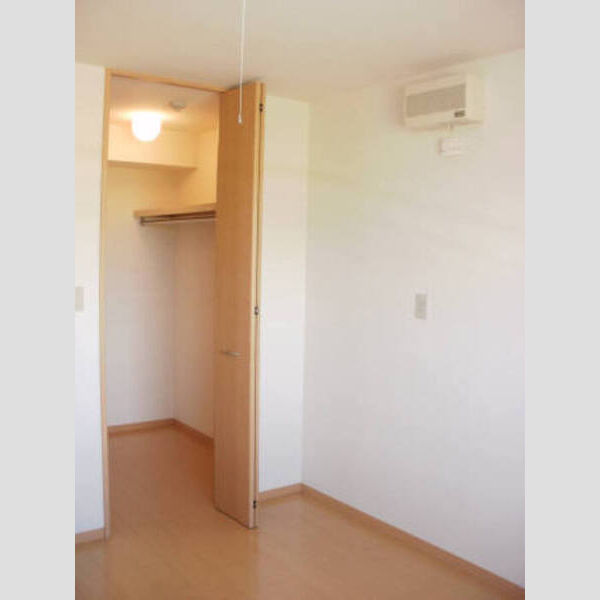 収納 (01・05号室 洋室②内 ウォークインクローゼット、換気扇)