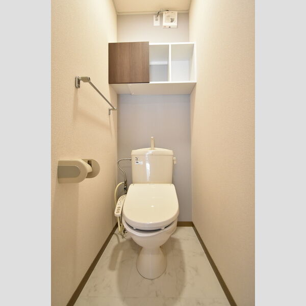 トイレ (トイレ)