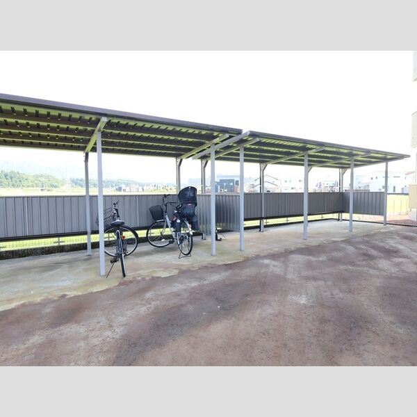 現地周辺 (駐輪場)