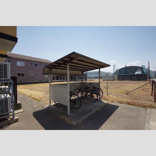 現地周辺 (駐輪場)