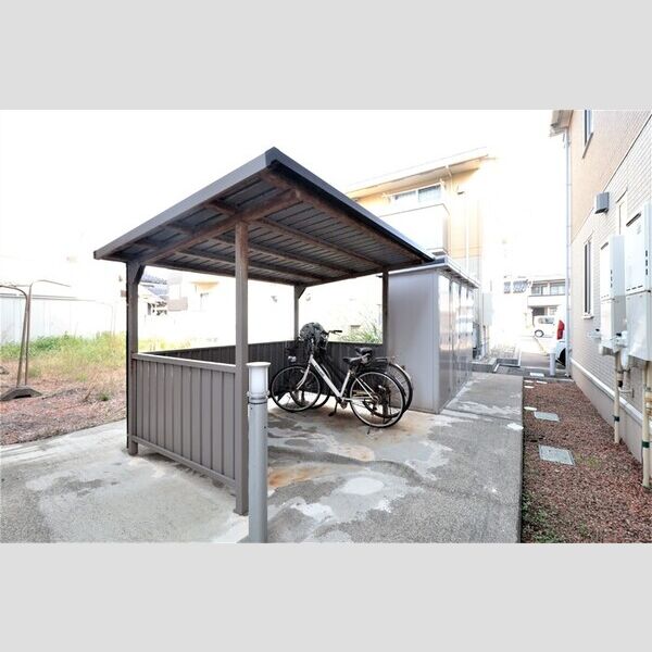 現地周辺 (駐輪場)