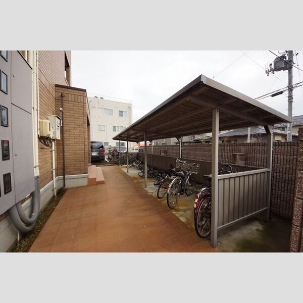 現地周辺 (駐輪場)