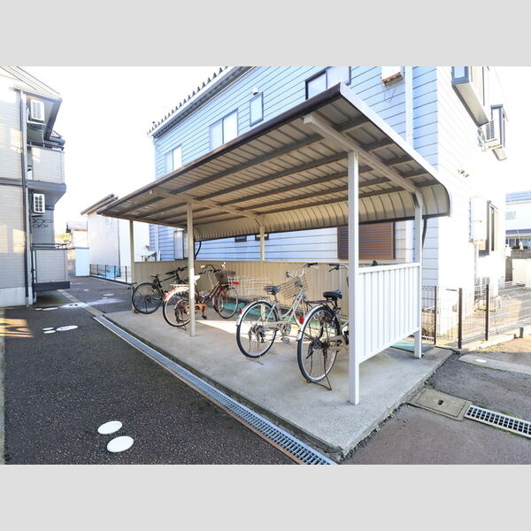 現地周辺 (駐輪場)