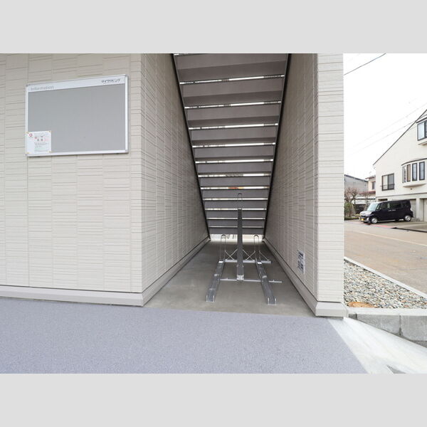 現地周辺 (駐輪場)