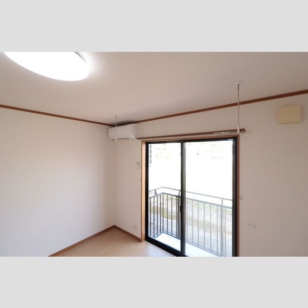 その他設備 (室内物干し用ポールとエアコン)