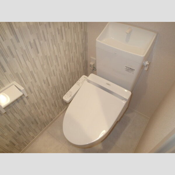 トイレ (温水洗浄暖房便座つき)