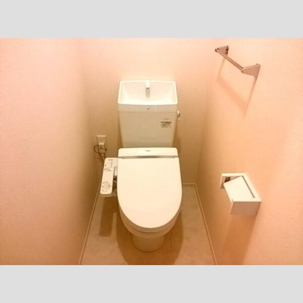 トイレ (温水洗浄暖房便座つき)