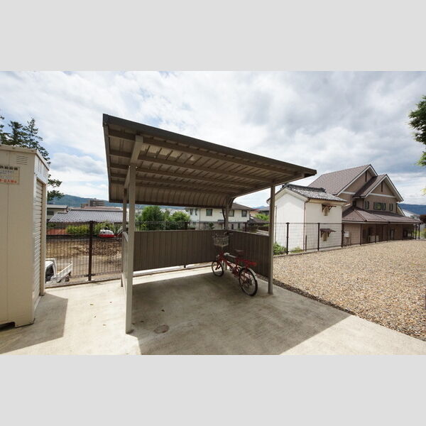 現地周辺 (駐輪場)