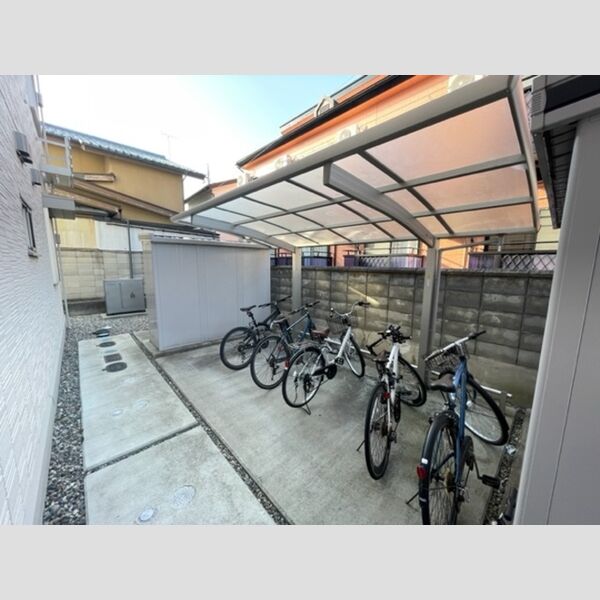 現地周辺 (駐輪場)