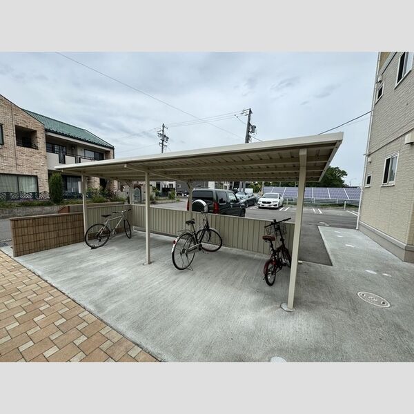 現地周辺 (駐輪場)