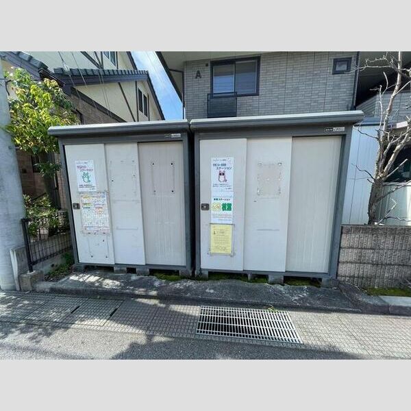 現地周辺 (ごみ置き場)