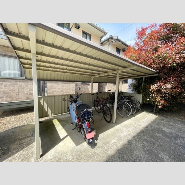 現地周辺 (駐輪場)