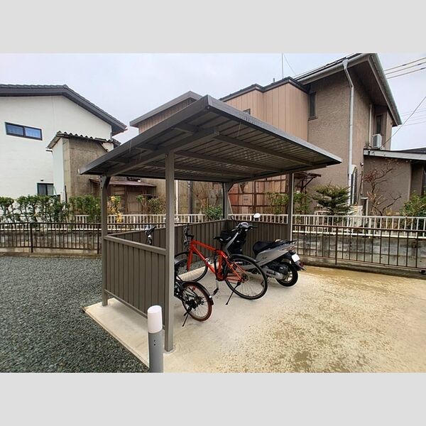 現地周辺 (駐輪場)