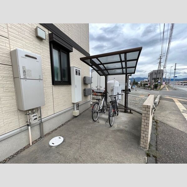 現地周辺 (駐輪場)