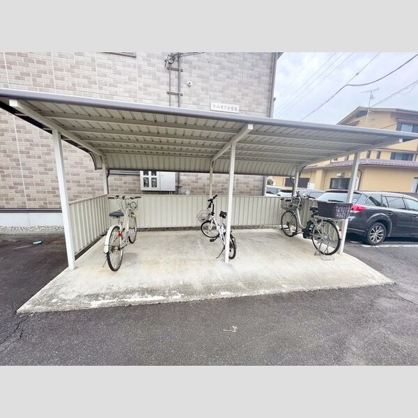 現地周辺 (駐輪場)