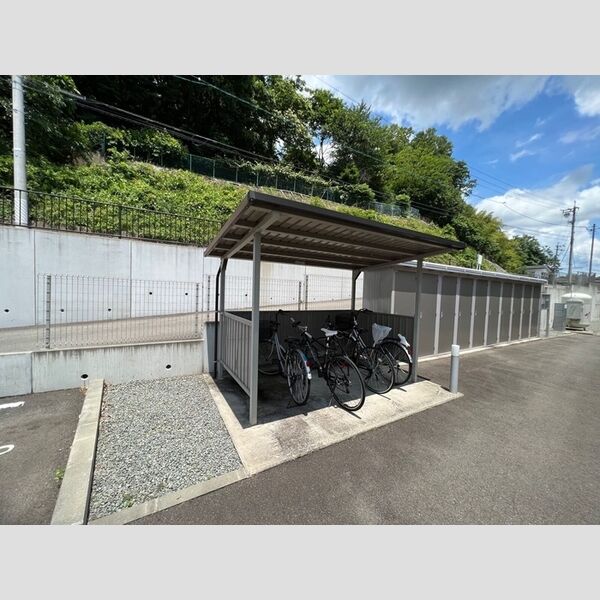 現地周辺 (駐輪場)