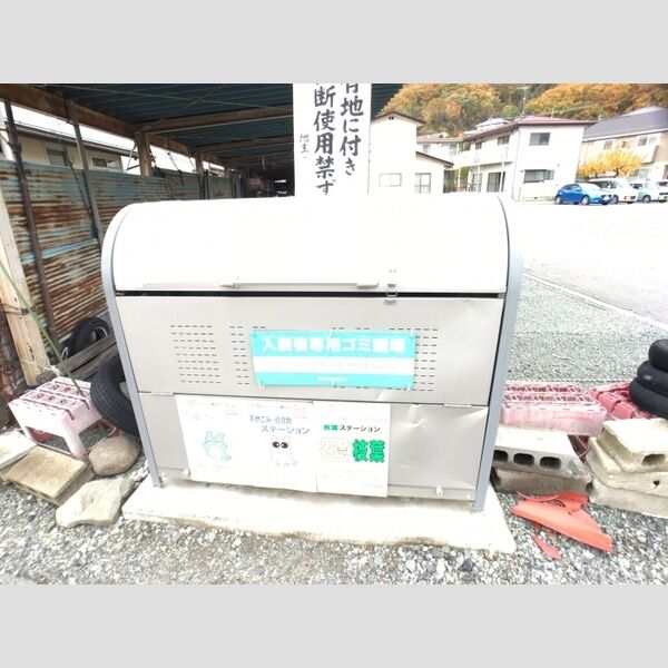 現地周辺 (ゴミ庫)