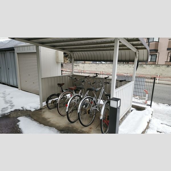 現地周辺 (駐輪場)