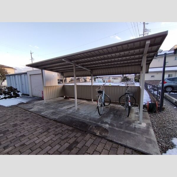 現地周辺 (駐輪場)