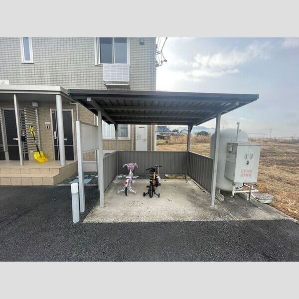 現地周辺 (駐輪場)