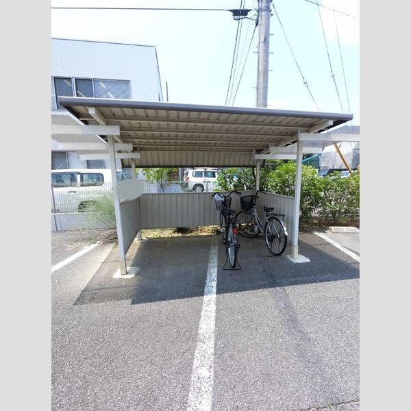 現地周辺 (駐輪場)