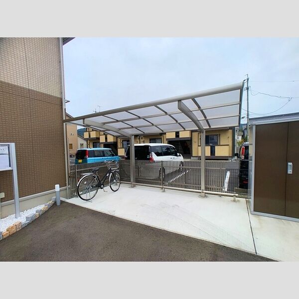 現地周辺 (駐輪場)