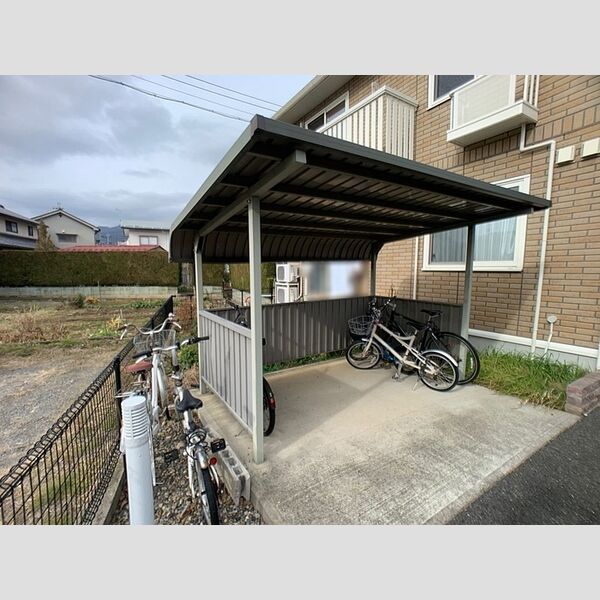 現地周辺 (駐輪場)