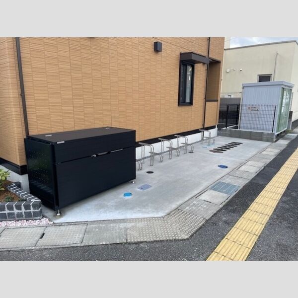 現地周辺 (駐輪場、ゴミ庫)