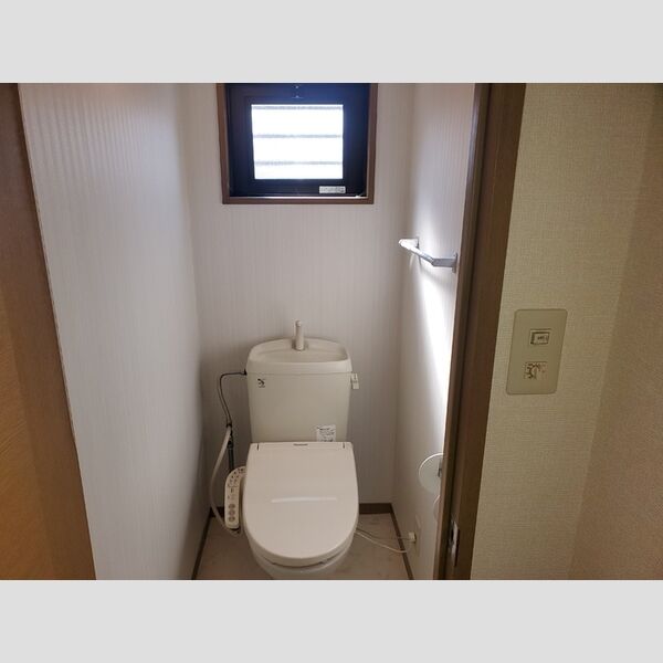 トイレ (温水洗浄暖房便座付き)